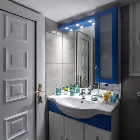 Modern 2bd In , 3-min Metro Apartment Athens